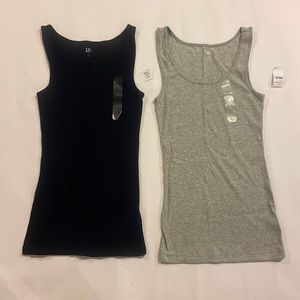 2 for $10 brand new never worn gap tank tops. Mint condition. 👚